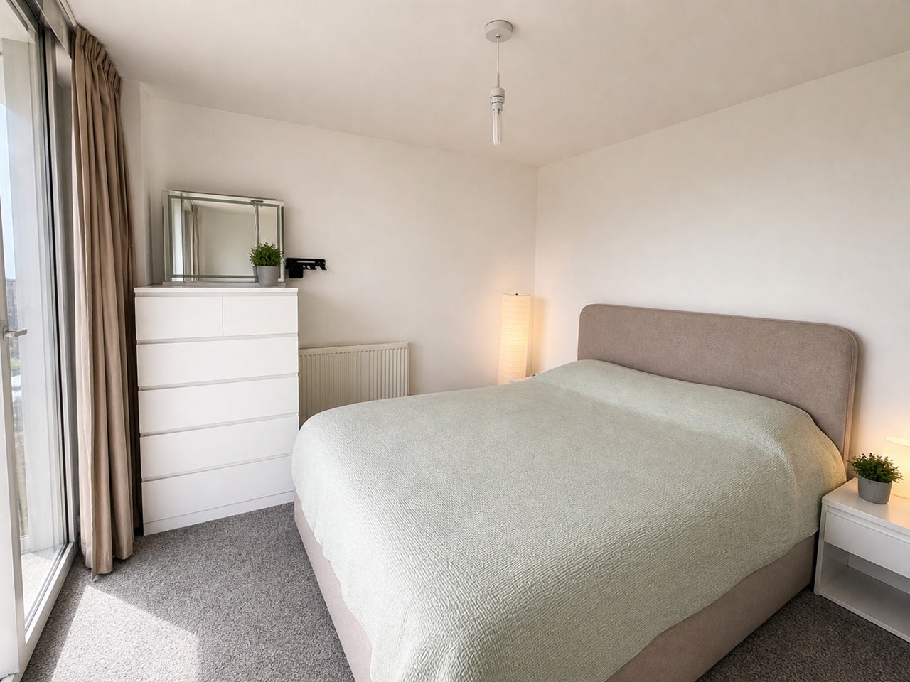 Flat Commercial Road in Greater London
