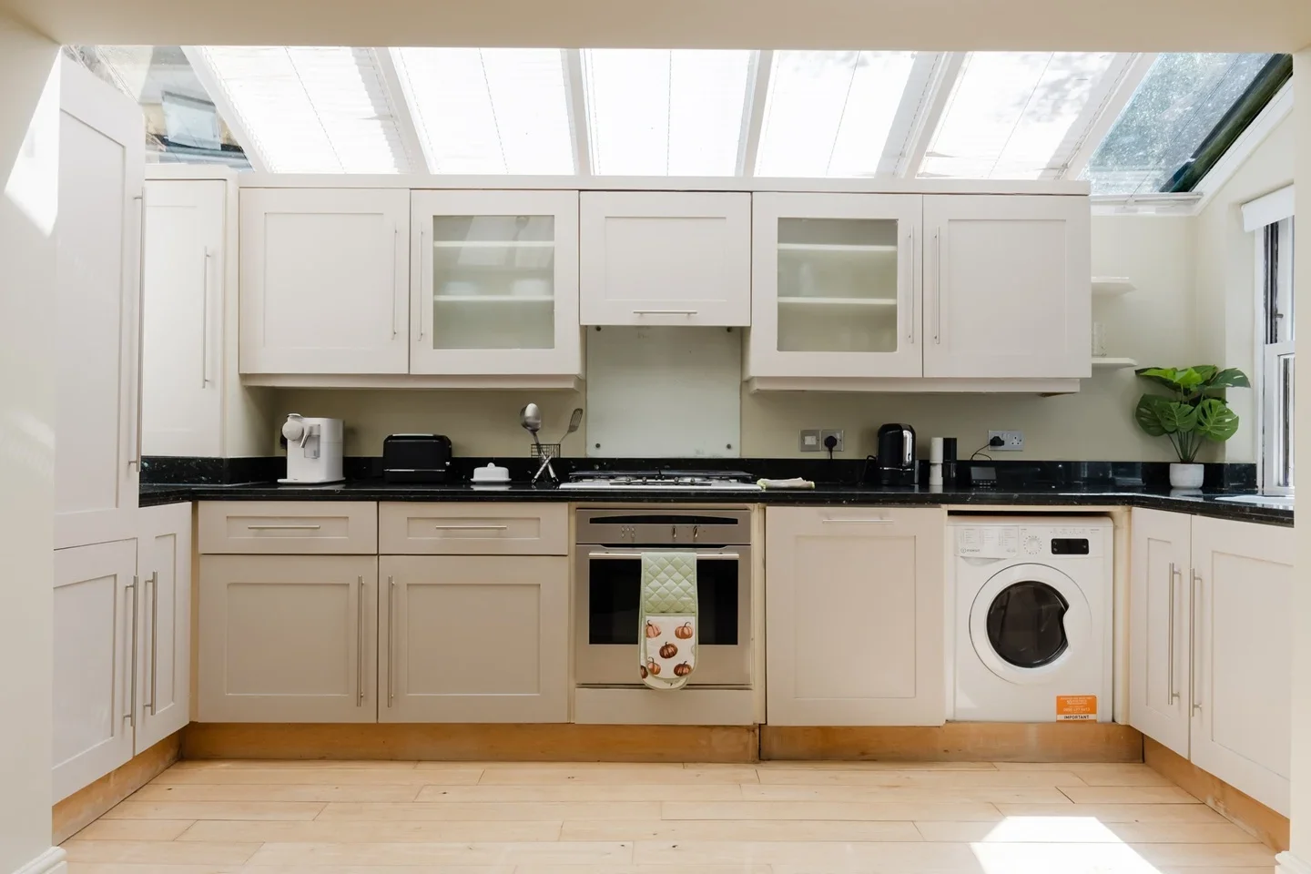 Flat Tonsley Hill in Greater London