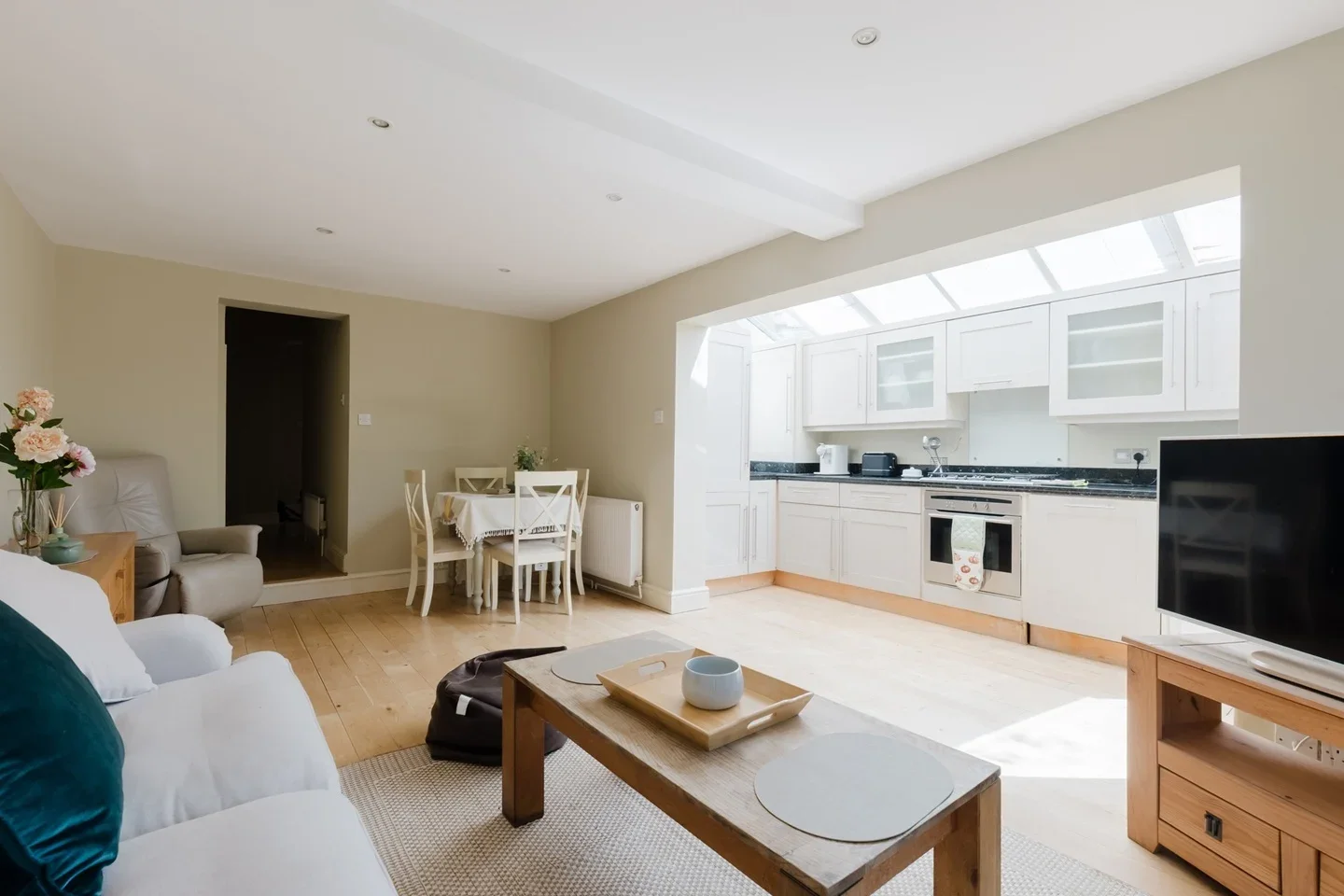 Flat Tonsley Hill in Greater London