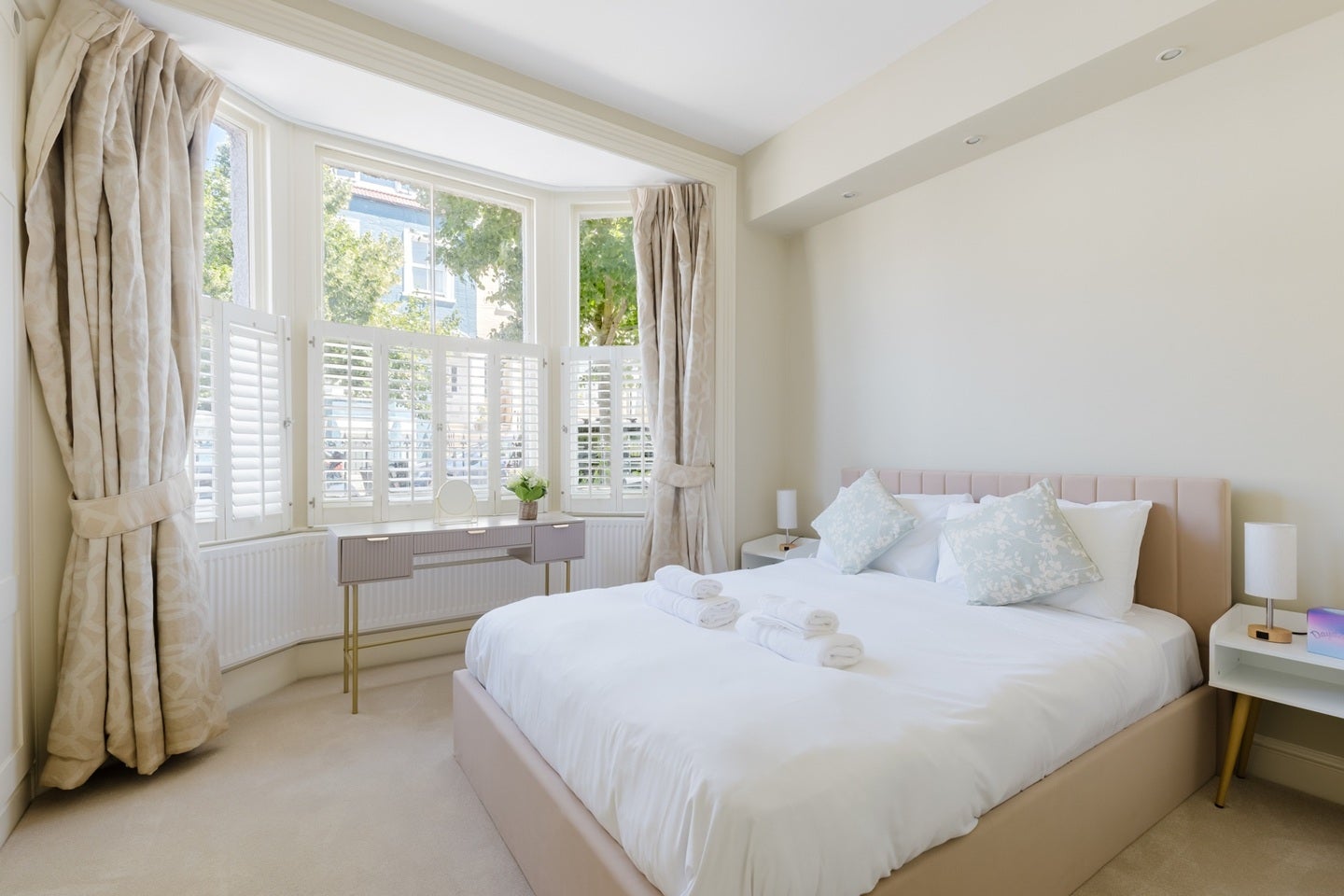 Flat Tonsley Hill in Greater London
