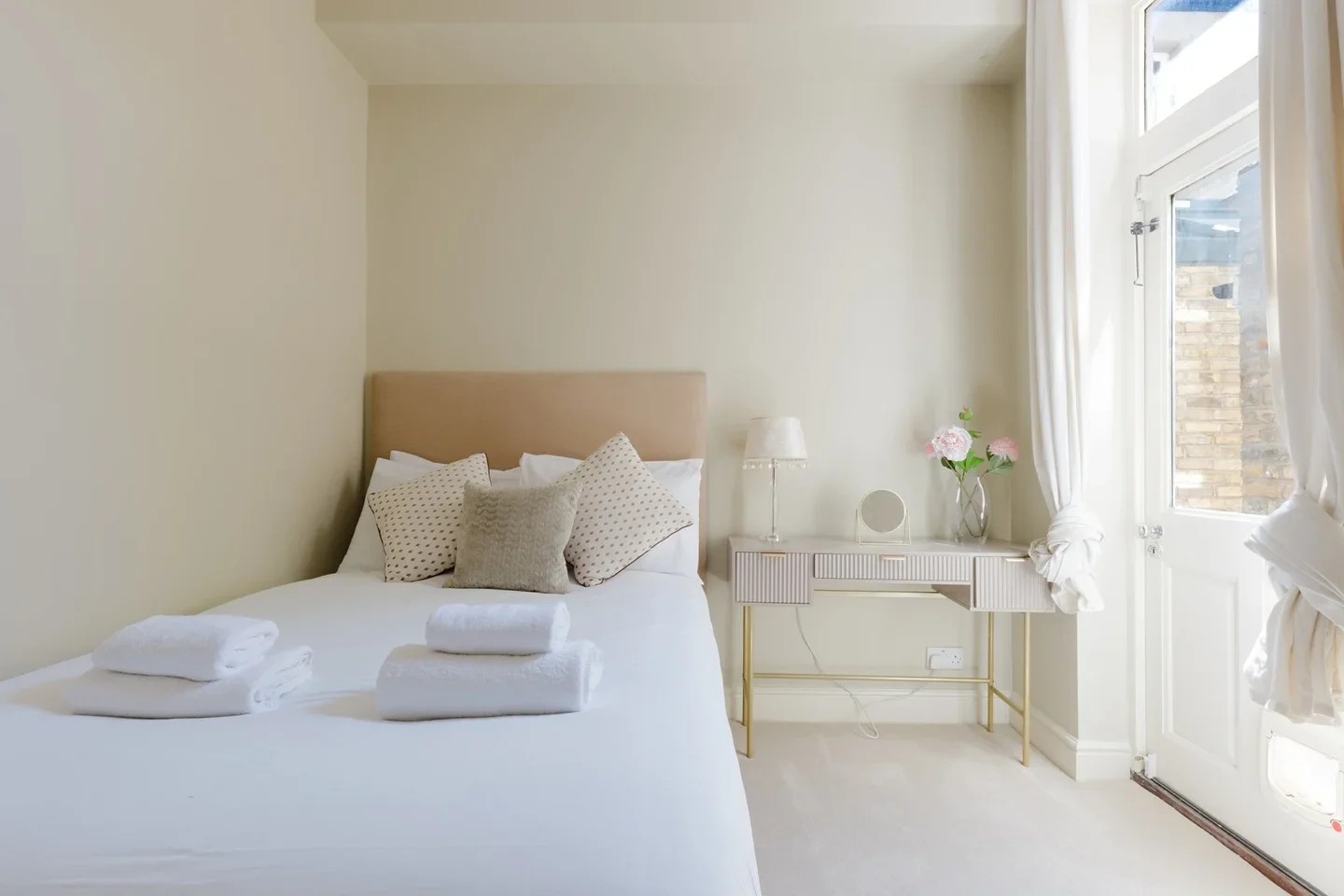 Flat Tonsley Hill in Greater London