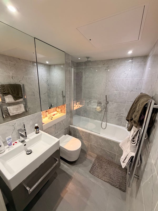 Room Ash Avenue in Greater London