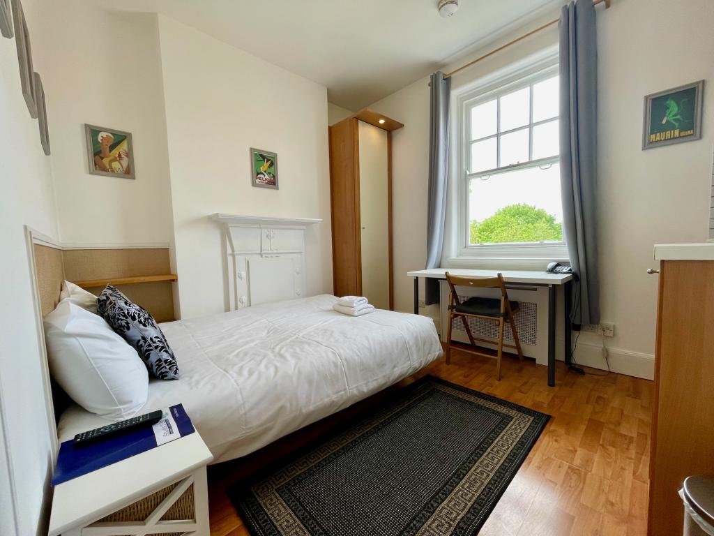Flat Fulham Palace Road in Greater London