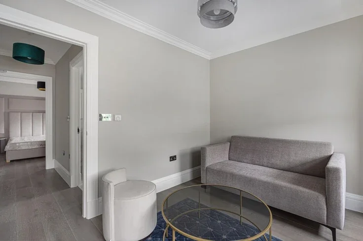 Flat Courtfield Gardens in Greater London