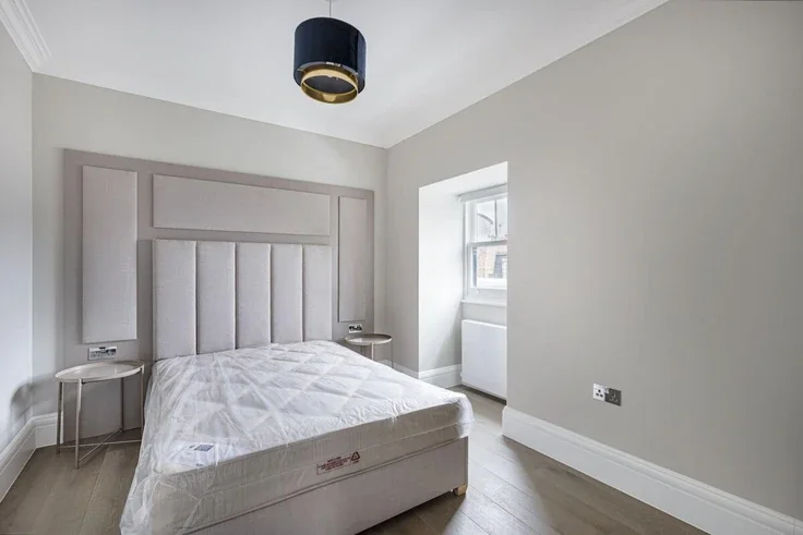 Flat Courtfield Gardens in Greater London