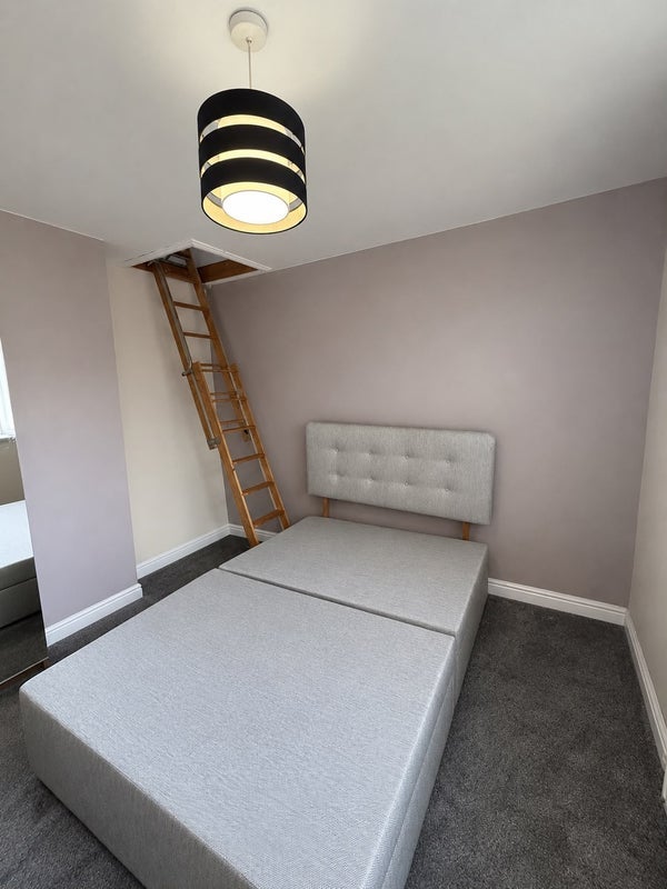 Room Meadfoot Road in Coventry