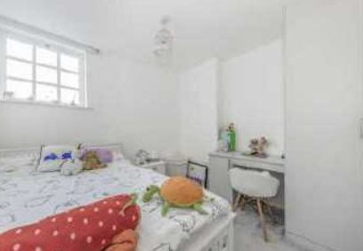 Room Queens Road in Greater London