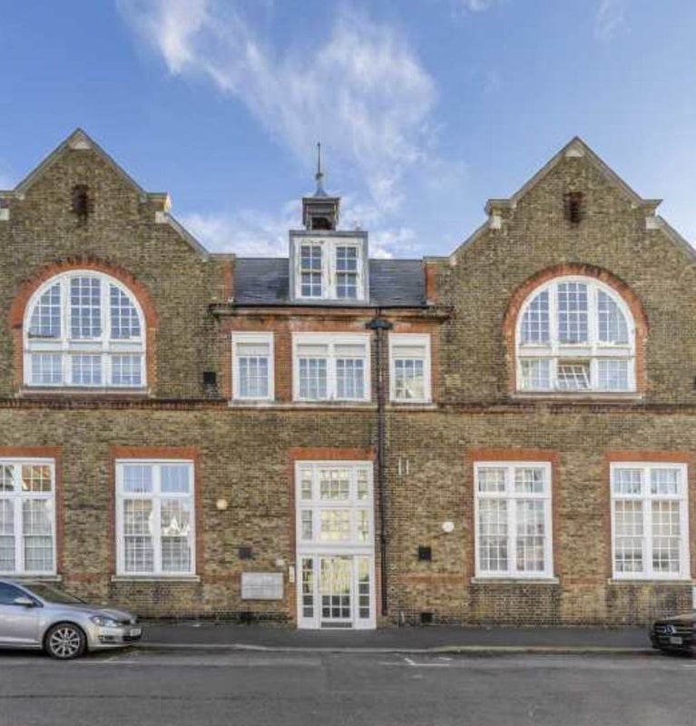 Room Queens Road in Greater London