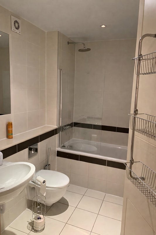 Room Queens Road in Greater London
