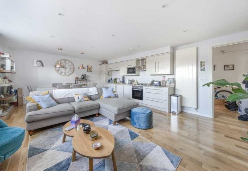 Room Queens Road in Greater London