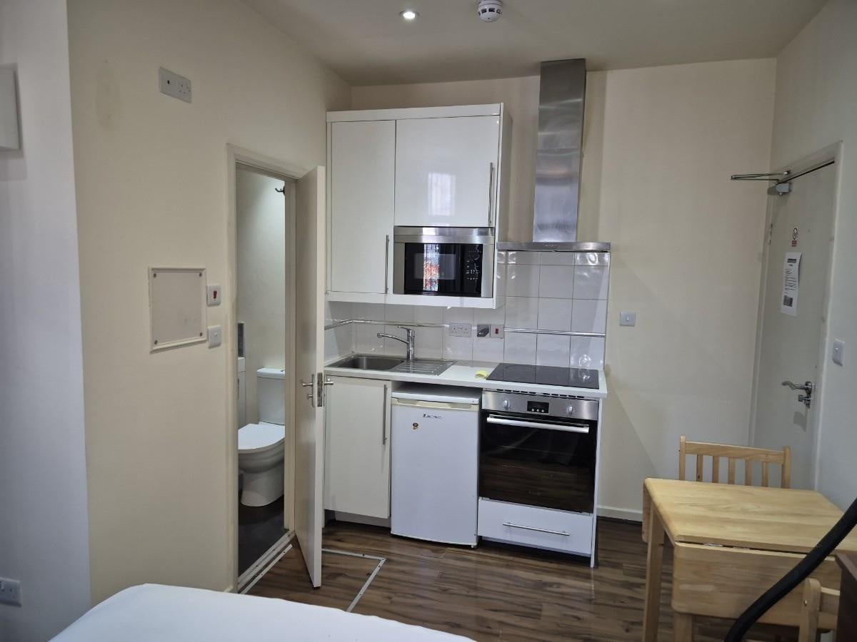 Room Acland Road in Greater London