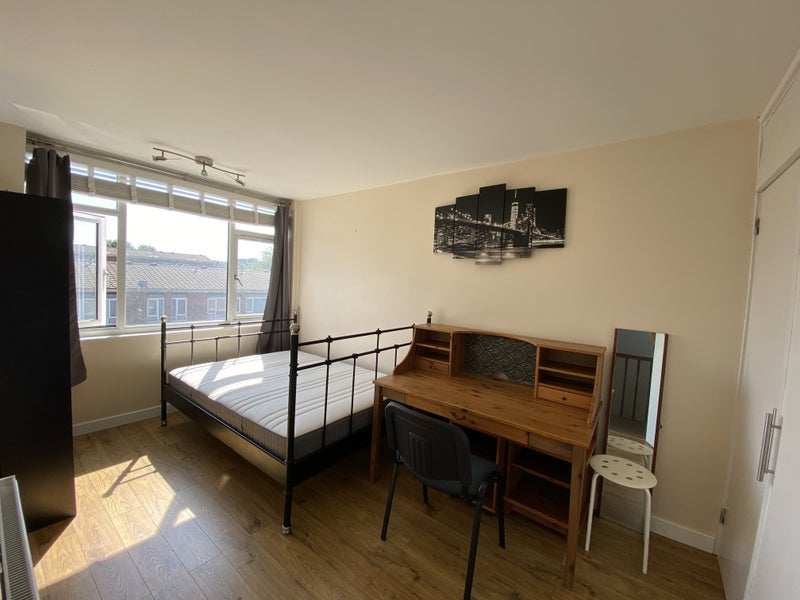 Room Glenister Road in Greater London