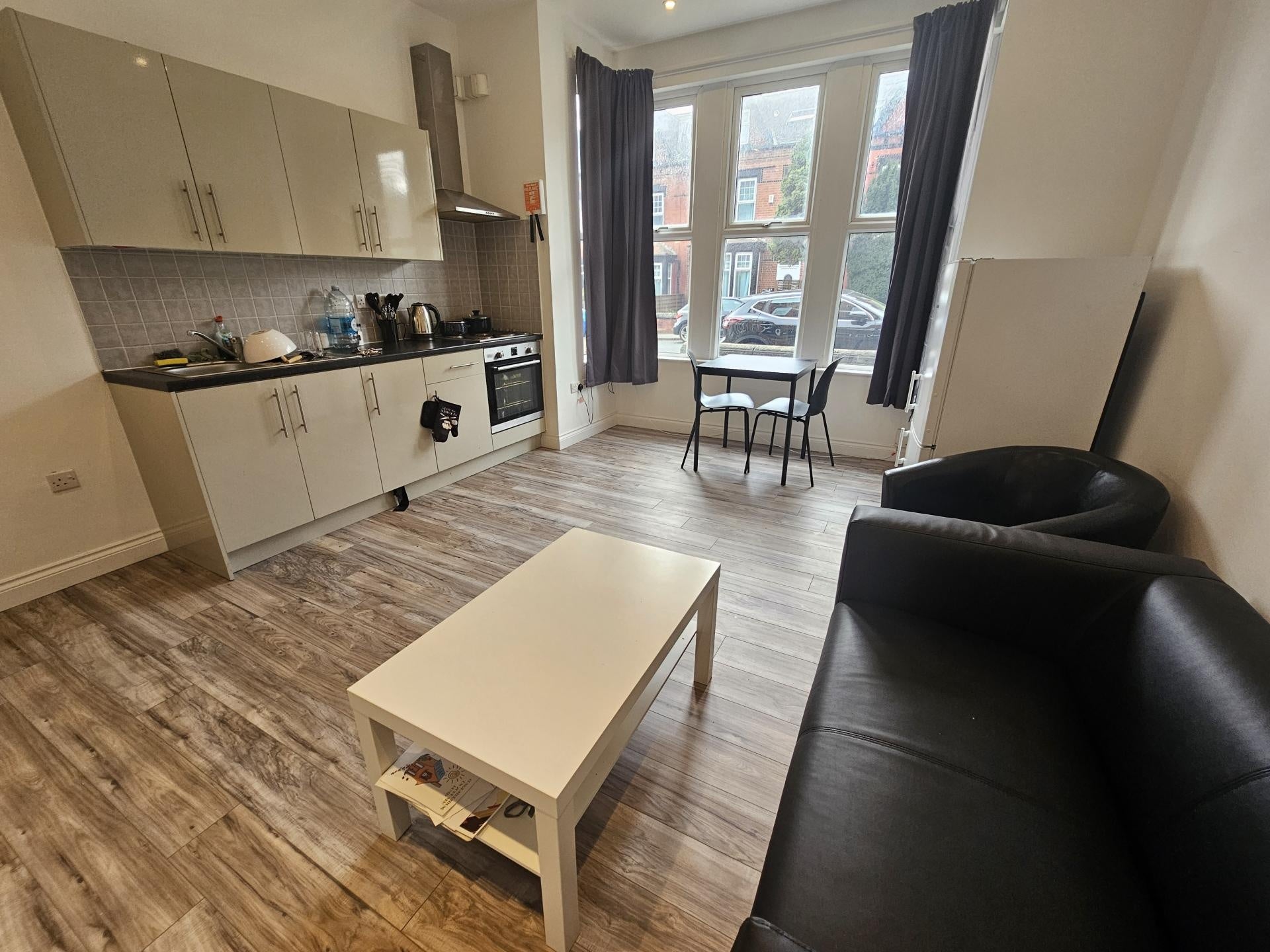 Flat Estcourt Terrace in Leeds