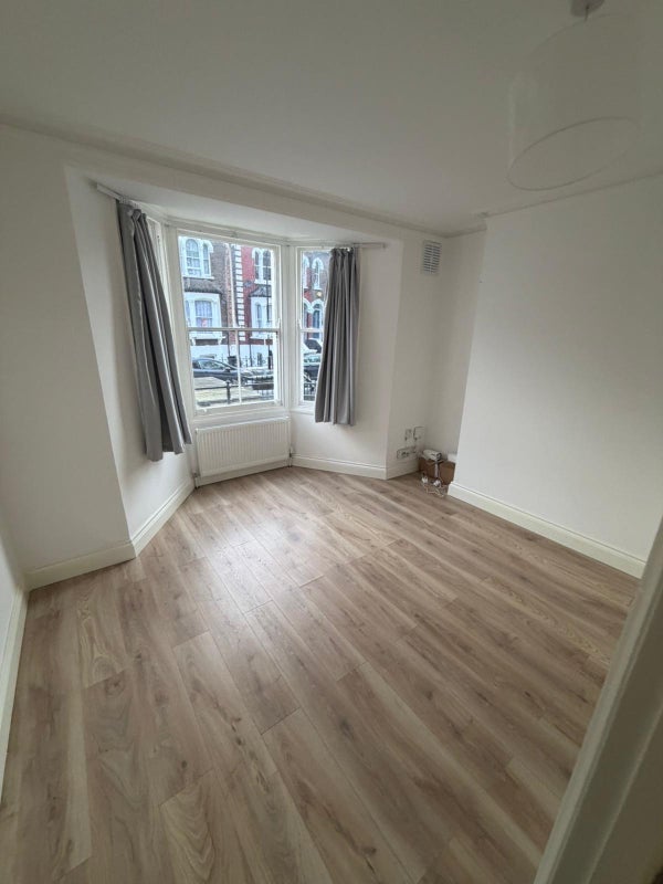 Room Brett Road in Greater London