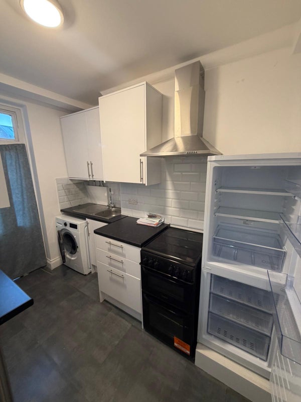 Room Brett Road in Greater London