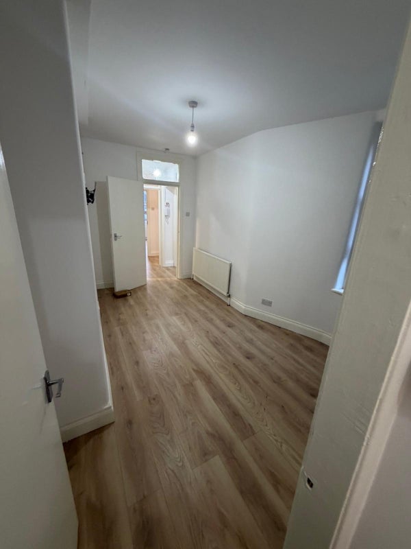Room Brett Road in Greater London