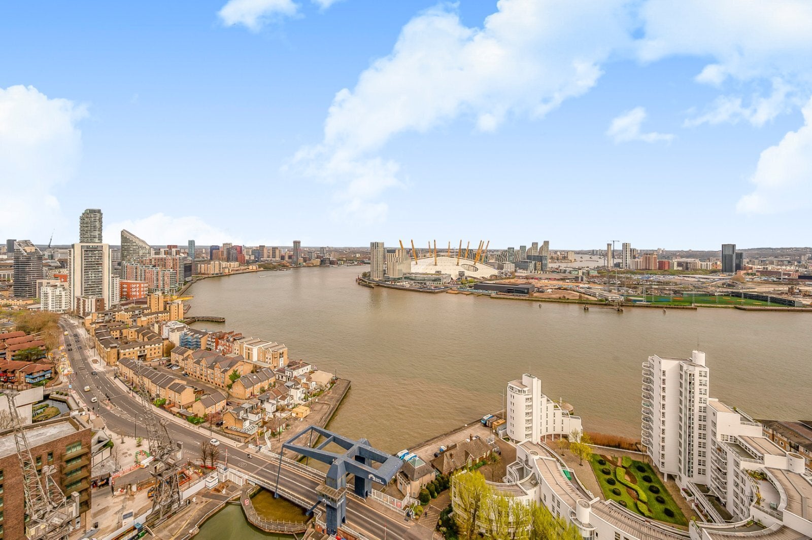 Flat Dollar Bay Place in Greater London