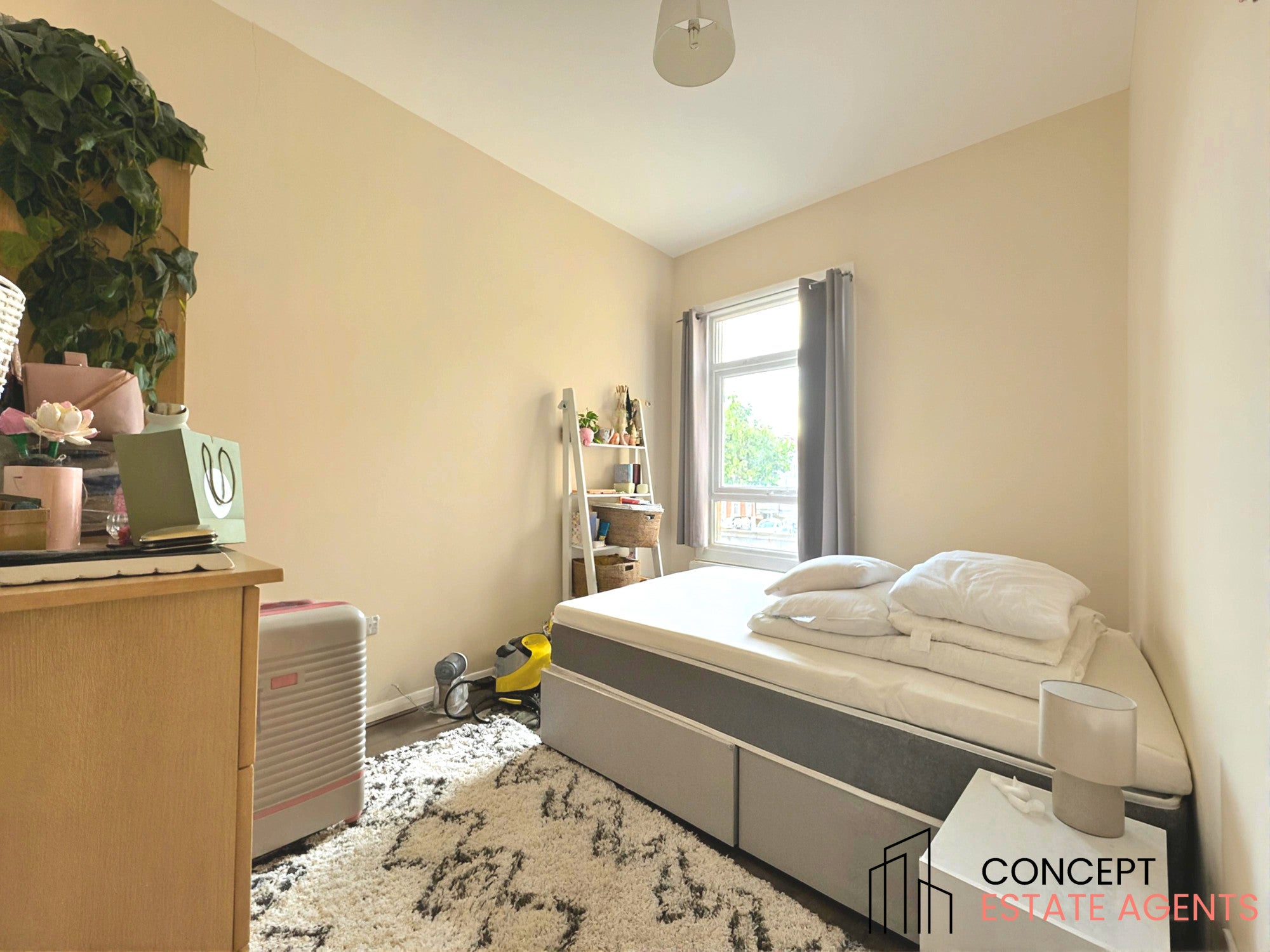Flat Mellison Road in Greater London