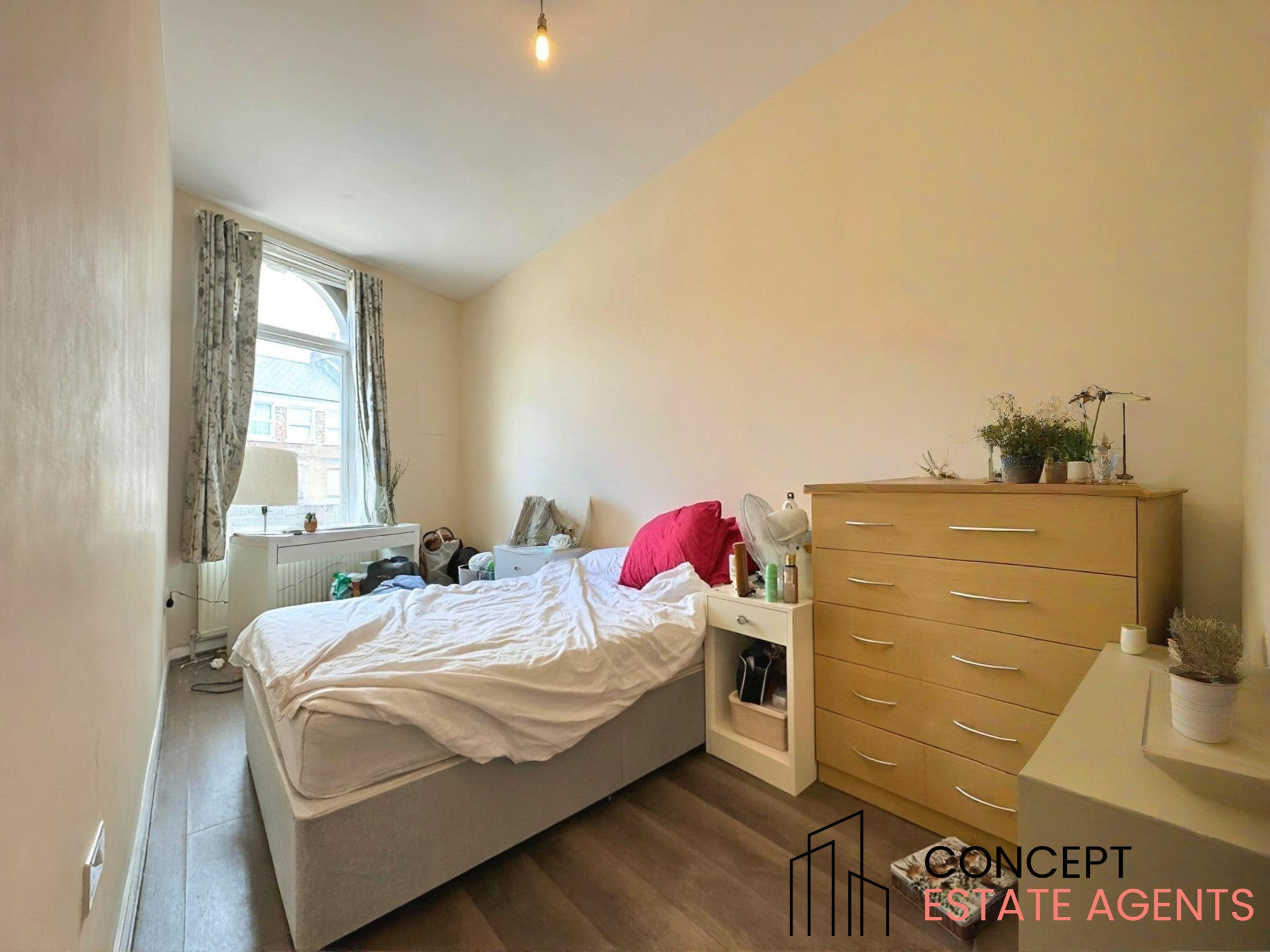 Flat Mellison Road in Greater London