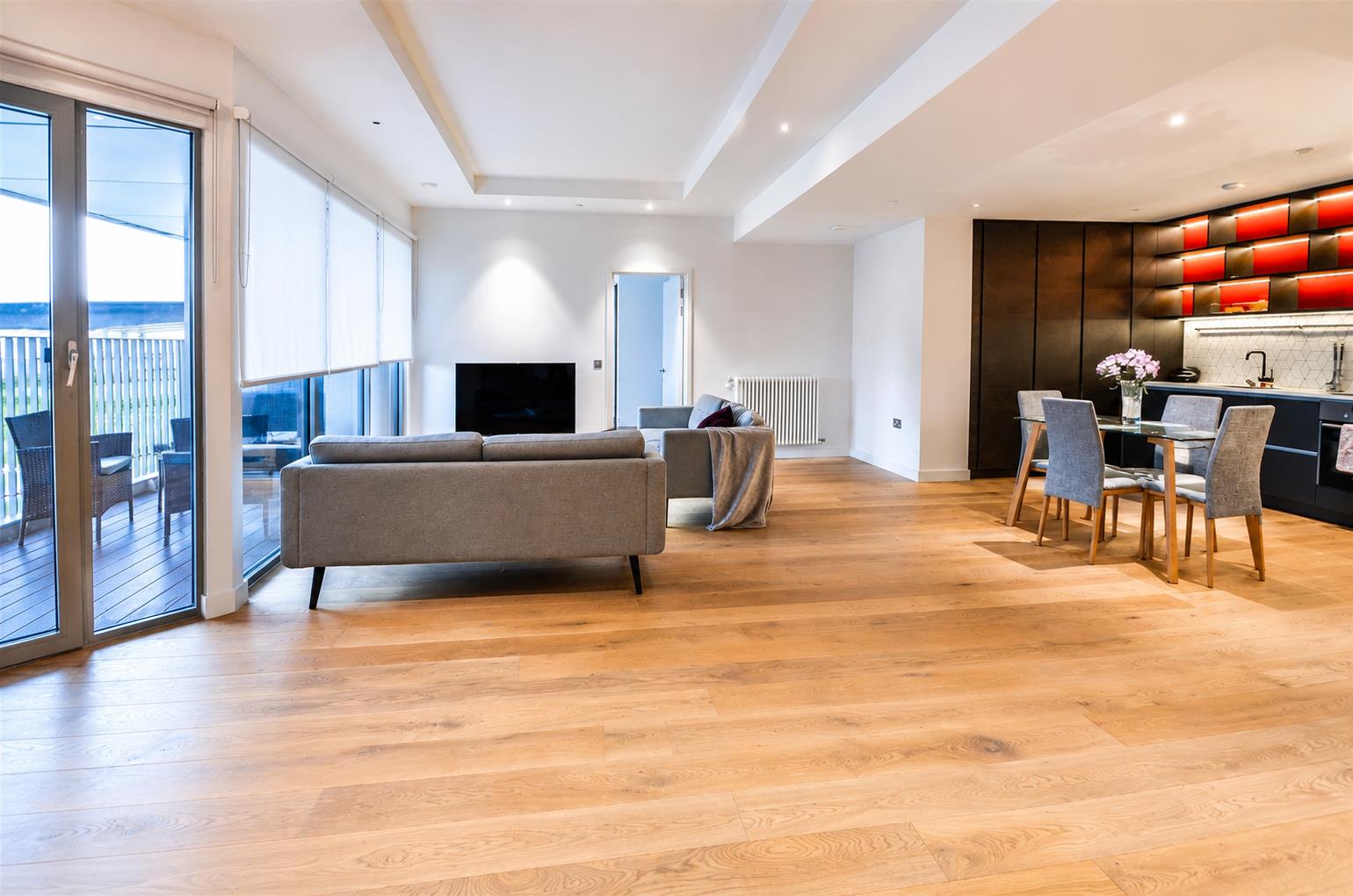 Flat Botanic Square in Greater London
