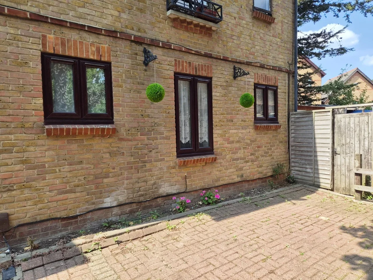 Flat Bowyer Close in Greater London