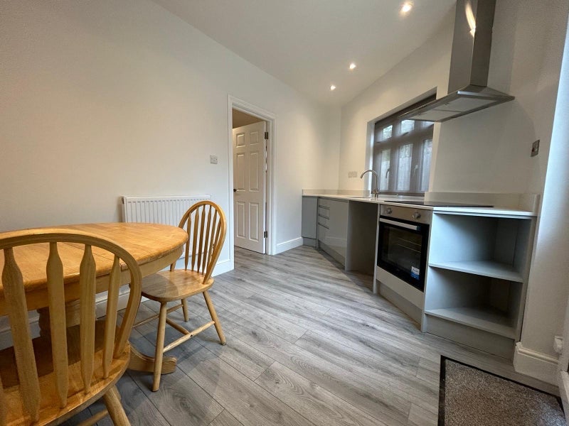 Flat London Road in Greater London