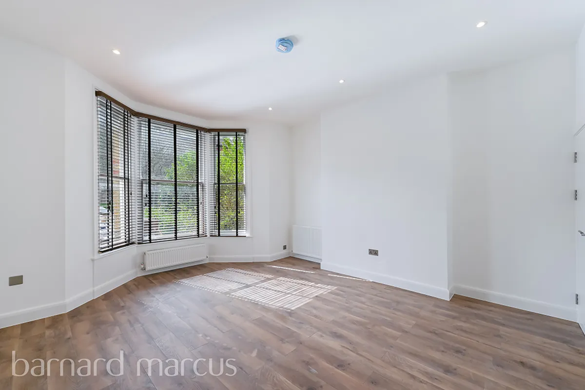 Flat Grange Park in Greater London