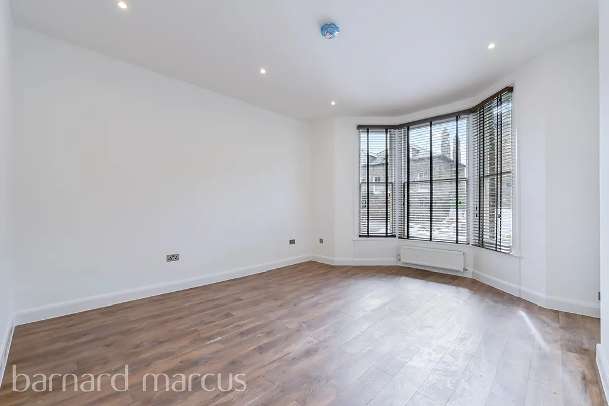 Flat Grange Park in Greater London