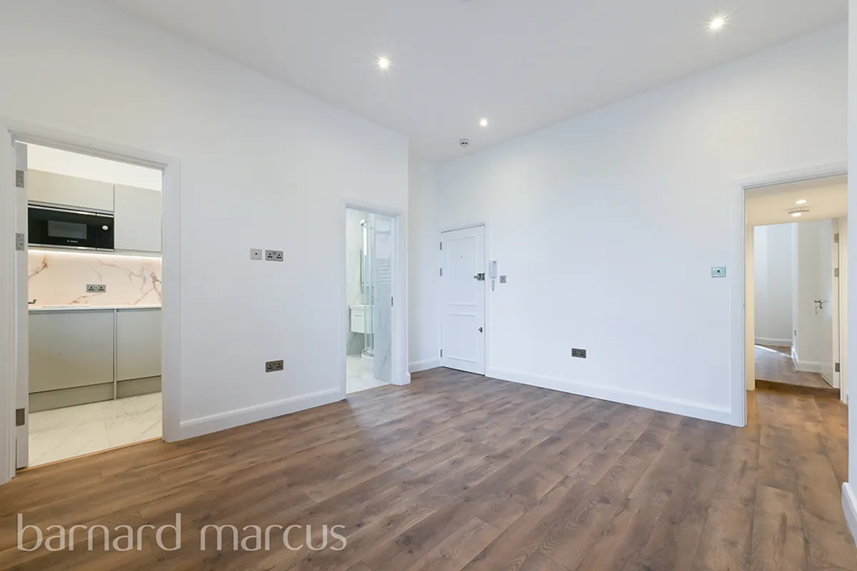 Flat Grange Park in Greater London