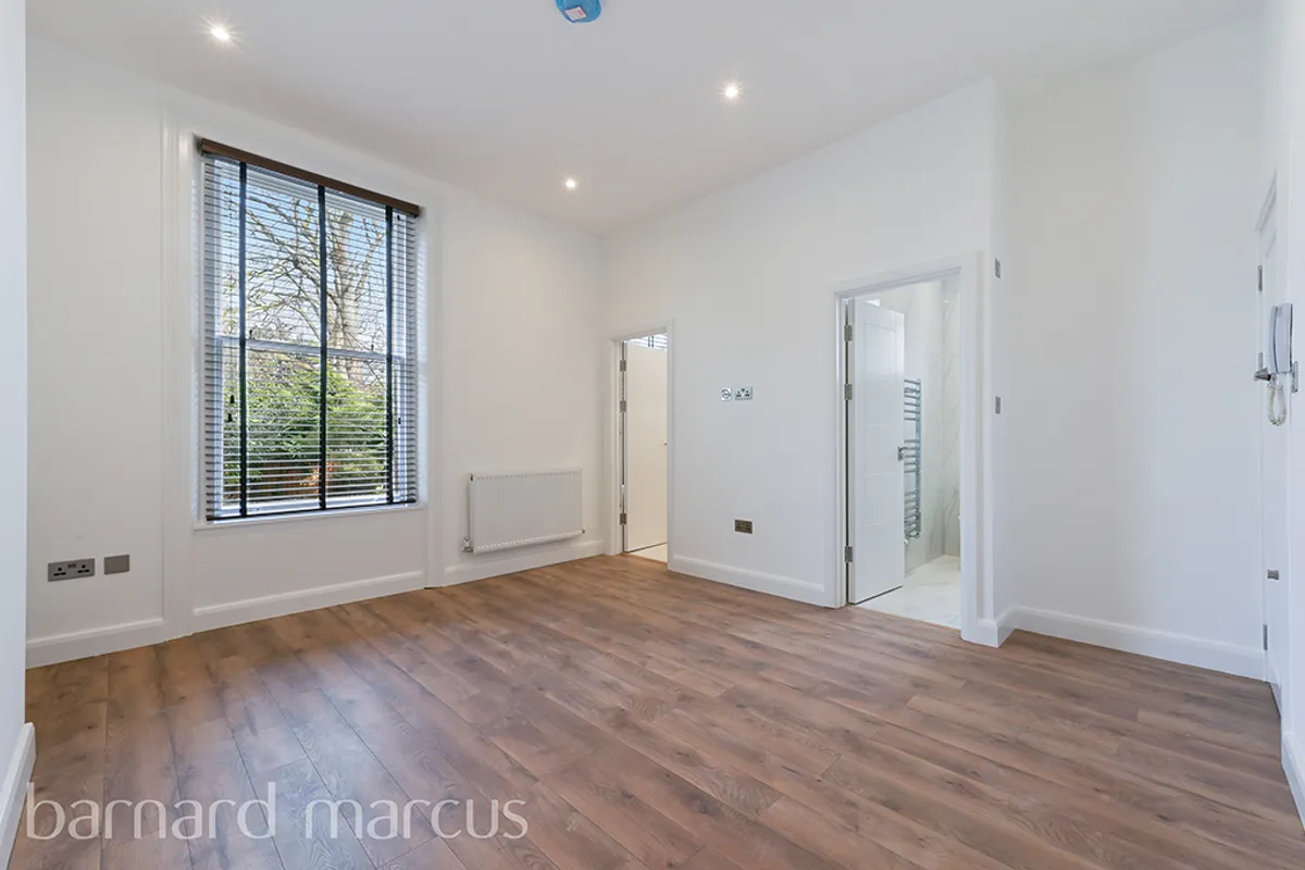 Flat Grange Park in Greater London