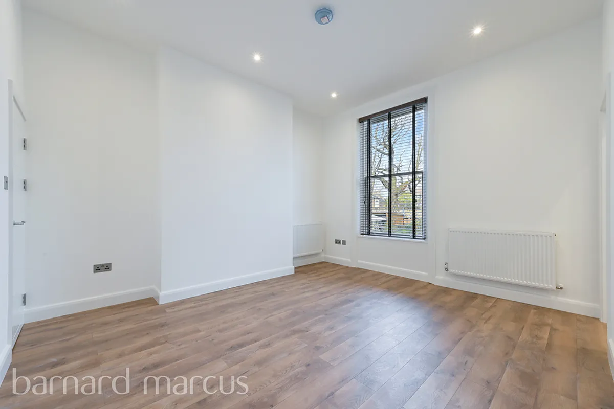 Flat Grange Park in Greater London