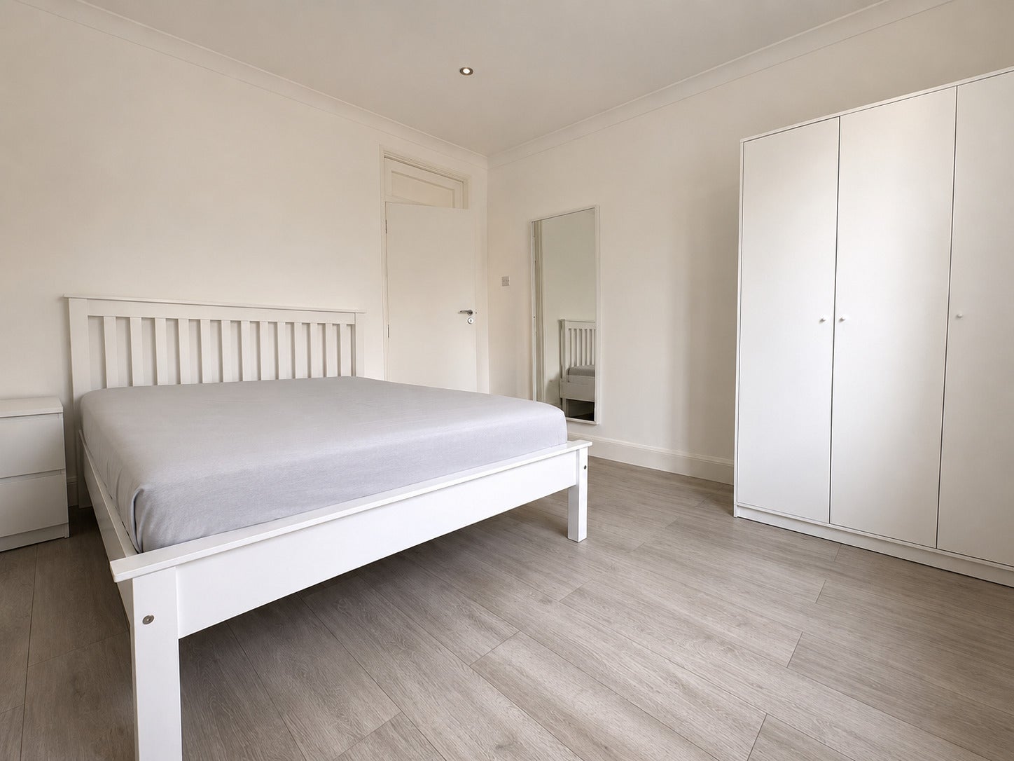 Flat Churchfield Avenue in Greater London