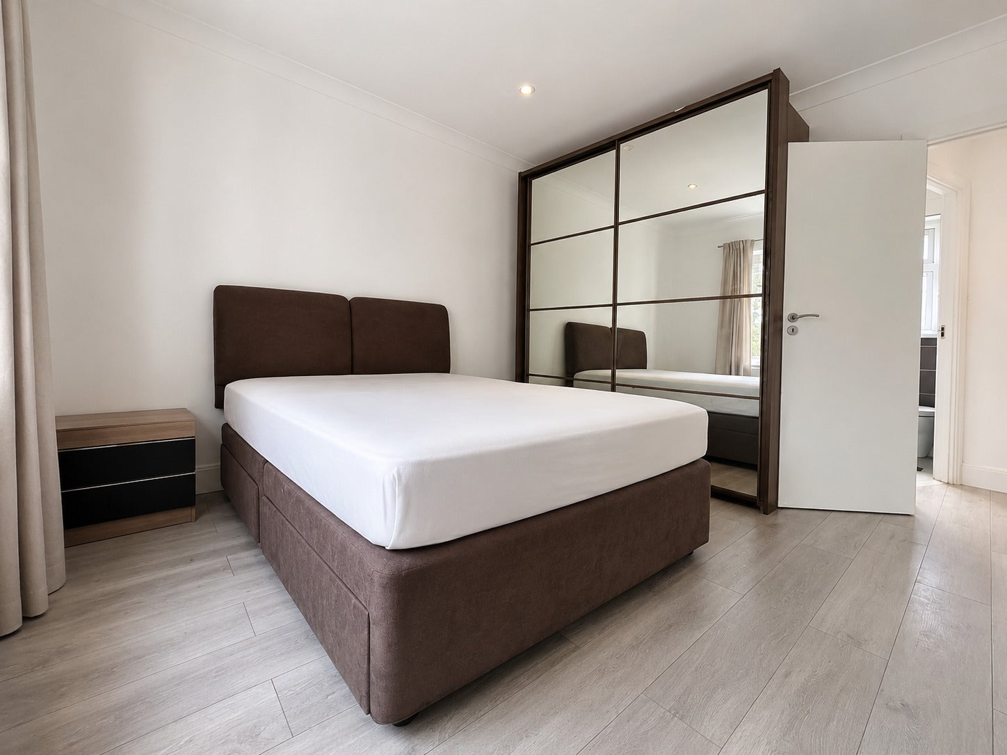 Flat Churchfield Avenue in Greater London
