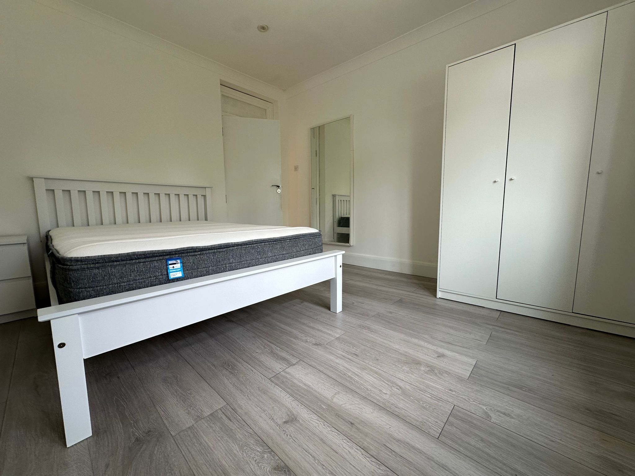 Flat Churchfield Avenue in Greater London