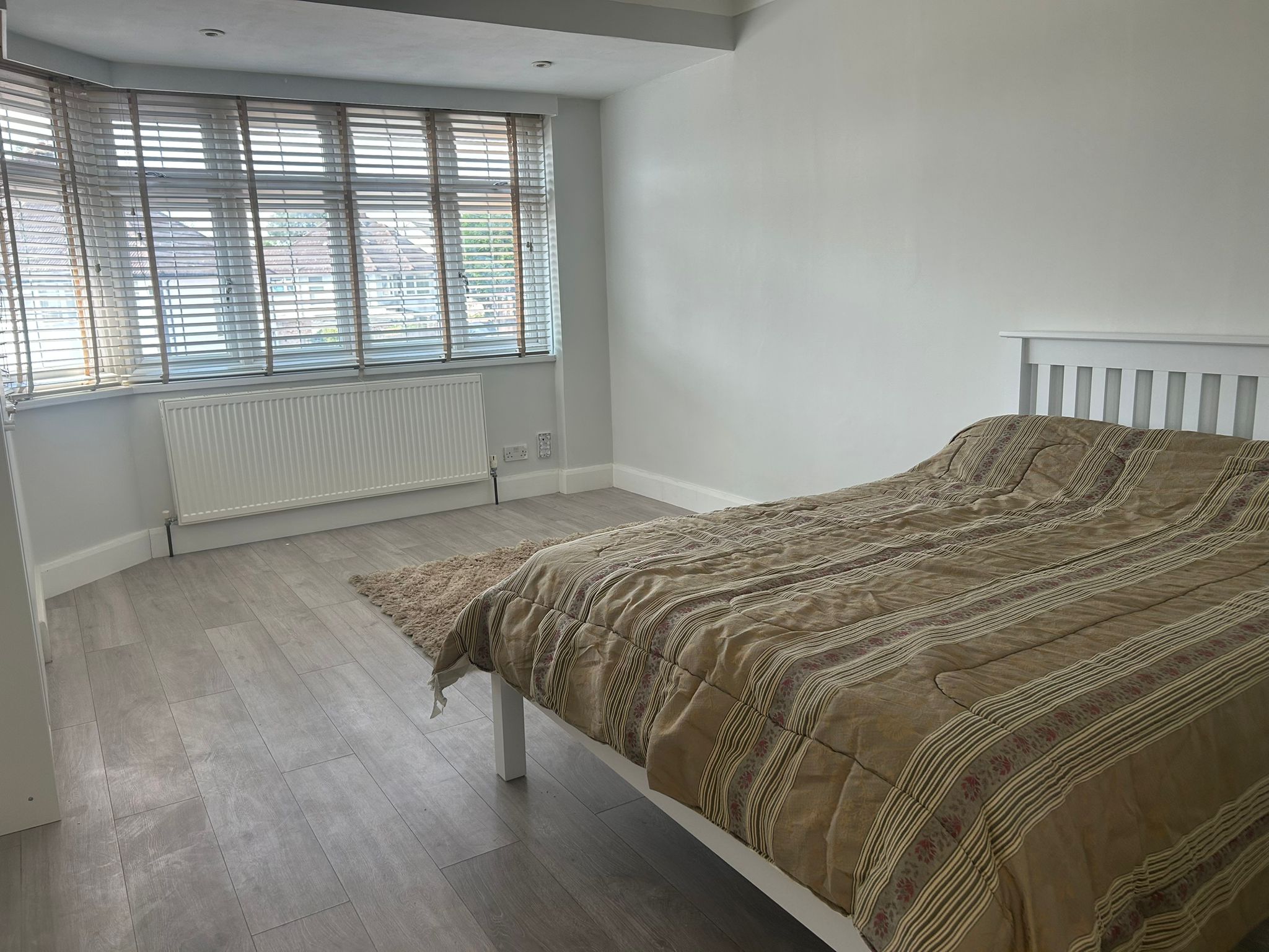Flat Churchfield Avenue in Greater London