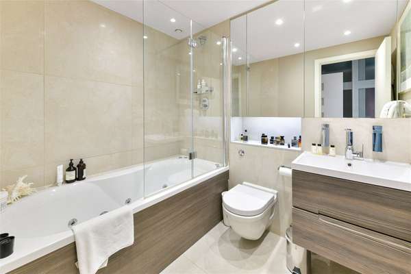 Flat Queenstown Road in Greater London