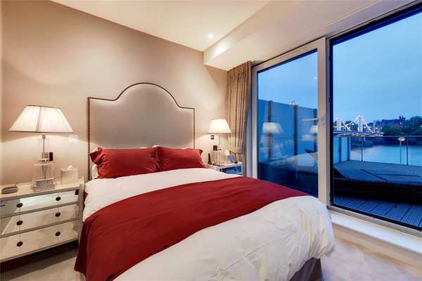 Flat Queenstown Road in Greater London