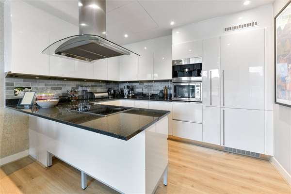 Flat Queenstown Road in Greater London