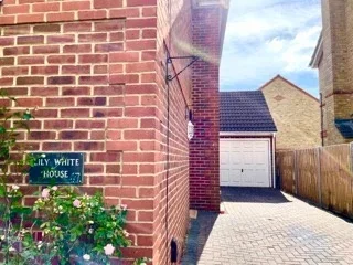 House The Limes in Oakley Green