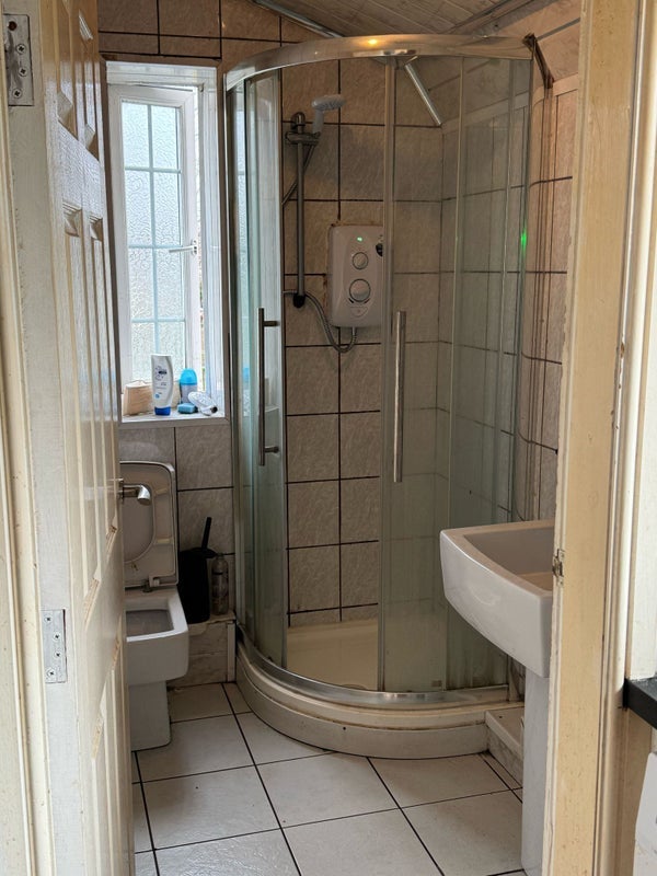 Room Yewtree Lane in Manchester