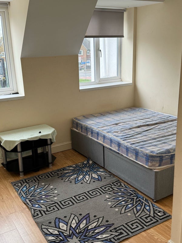 Room Yewtree Lane in Manchester