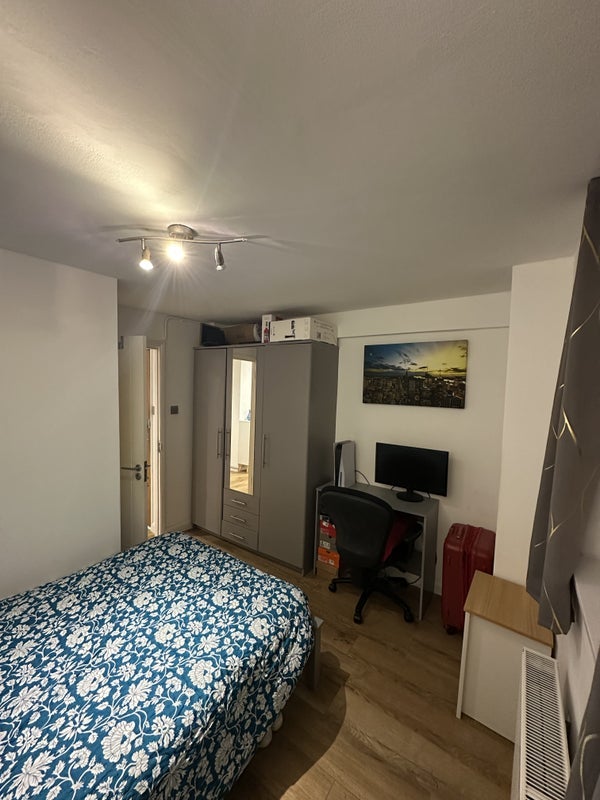 Room Askill Drive in Greater London
