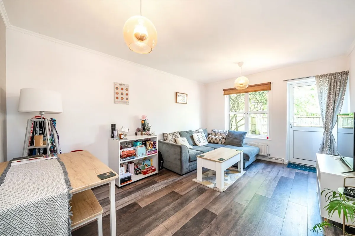 Flat Grimwood Road in Greater London