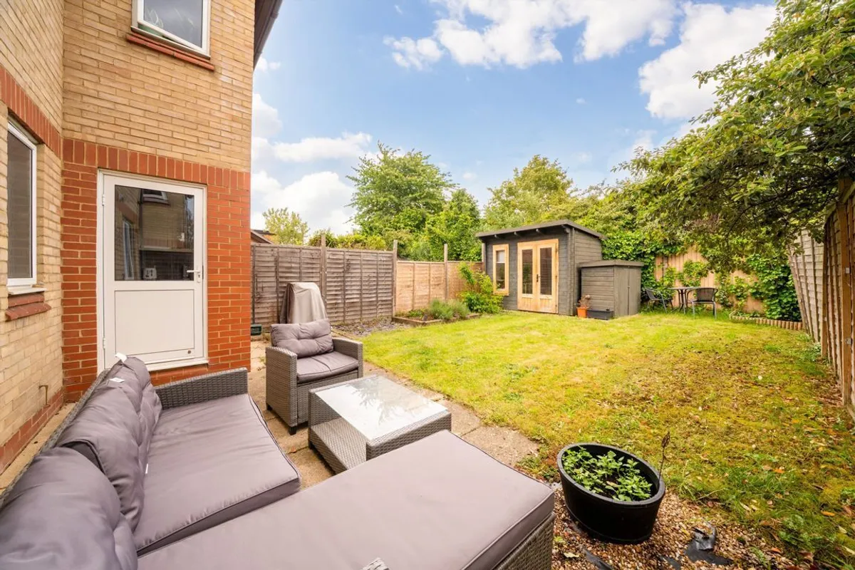 Flat Grimwood Road in Greater London