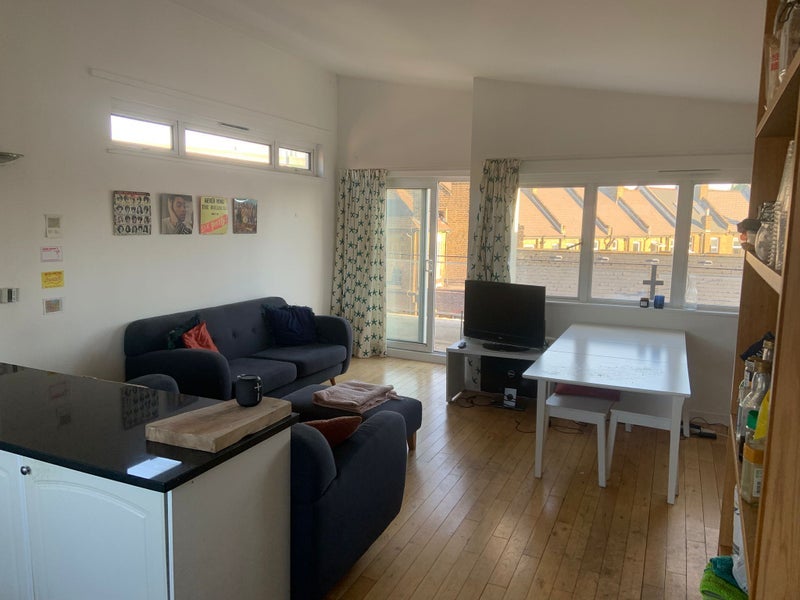 Room Sternhall Lane in Greater London