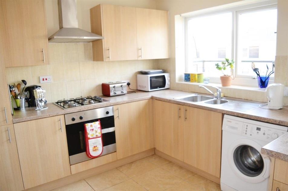 Room Beckhampton Close in Manchester