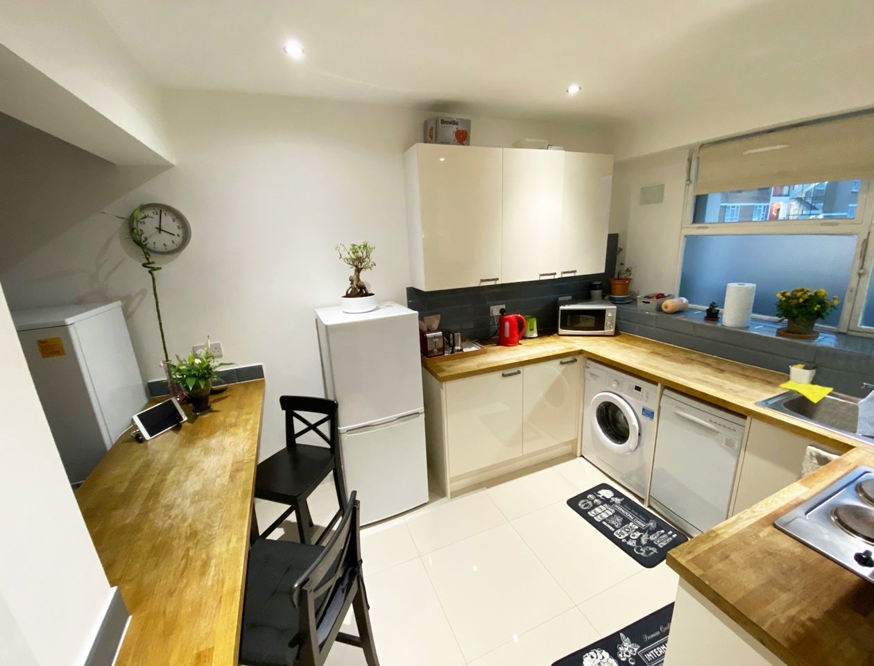 Room Churchill Gardens Road in City of Westminster