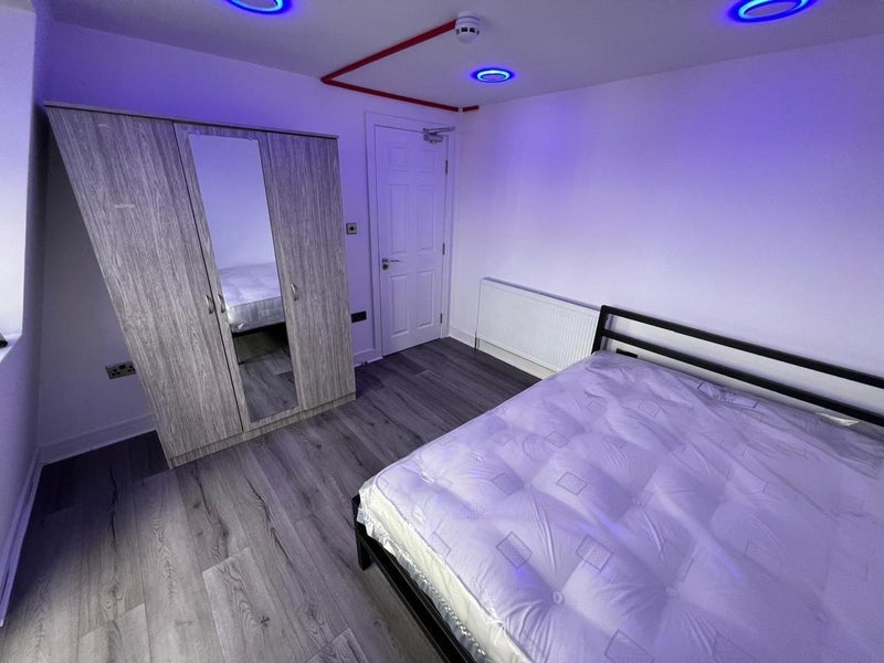 Room Dunlace Road in Greater London