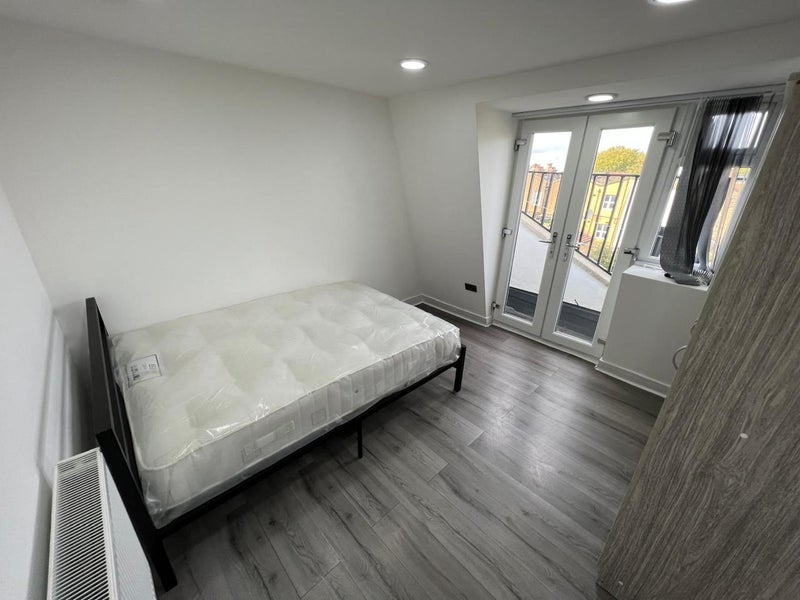 Room Dunlace Road in Greater London