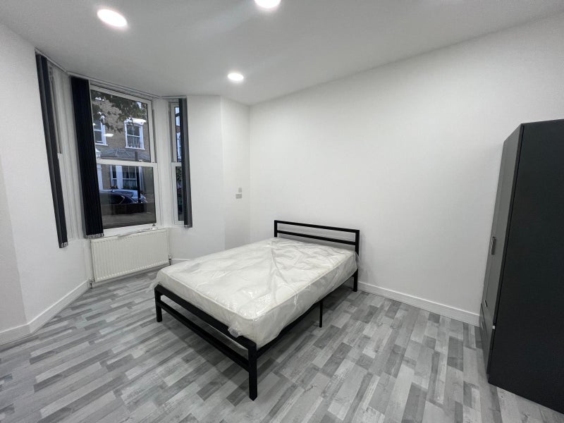 Room Dunlace Road in Greater London
